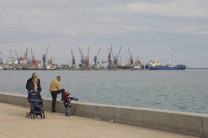 Le parc Atatürk (Mersin) — une promenade en bord de mer avec un monument