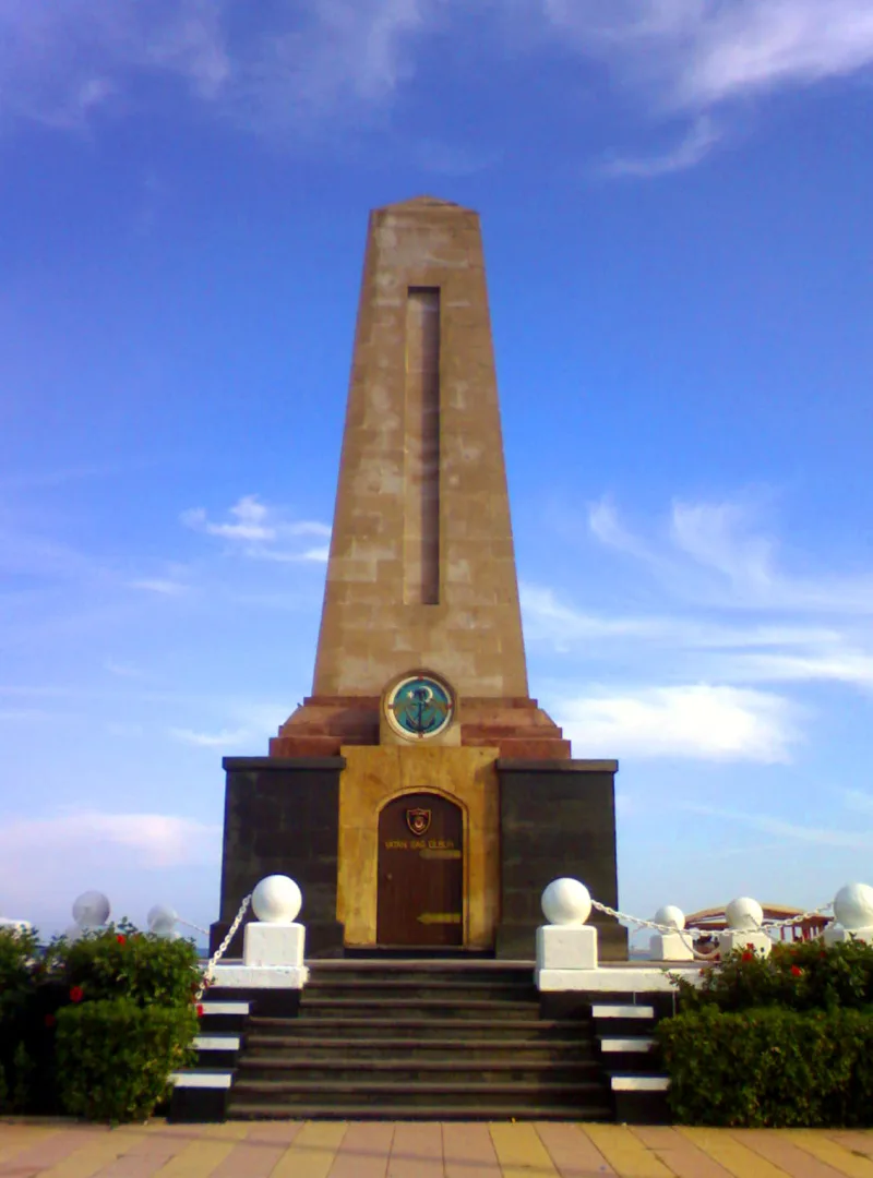 Le parc Atatürk (Mersin) — une promenade en bord de mer avec un monument