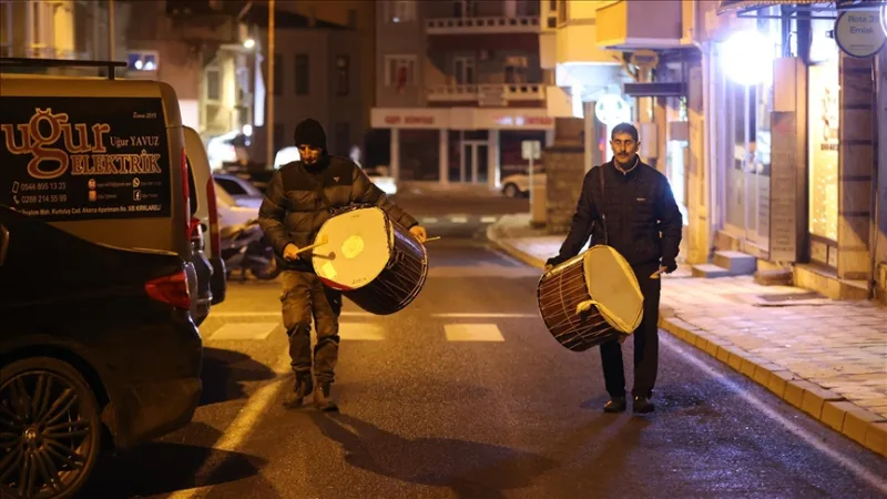 Ramadánoví bubeníci začínajú svoju sáhurovú zmenu