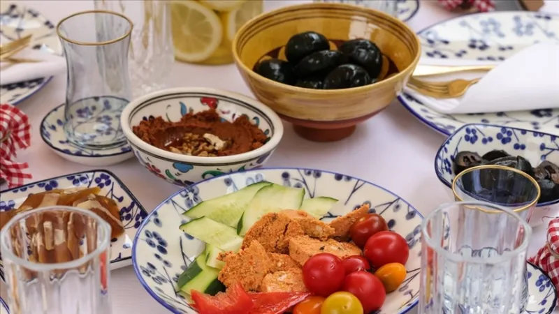 Odborníci odporúčajú „postupný návrat k bežnému stravovaniu“ po ramadáne