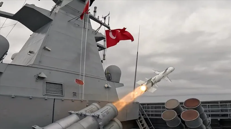 Priešlėktuvinė raketa „ATMACA“ tiksliai pataikė į antžeminį taikinį