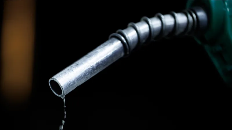 Pranešama, kad kai kuriose Jungtinės Karalystės degalinėse susidaro „laikini tiekimo apribojimai“