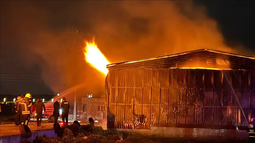 В Османие ведется тушение пожара, возникшего на бумажной фабрике