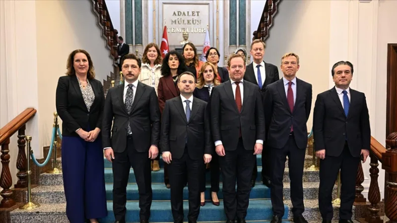 司法部长居尔莱克与荷兰司法与安全部长范维尔举行会谈