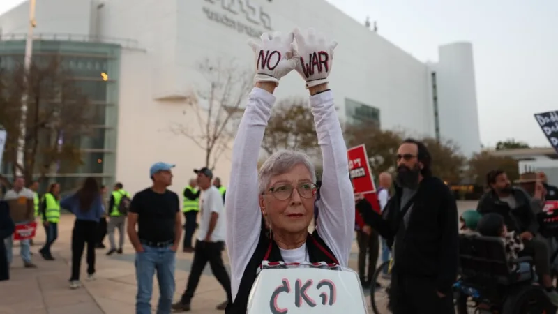 В Тель-Авиве группа израильтян провела антивоенную акцию протеста